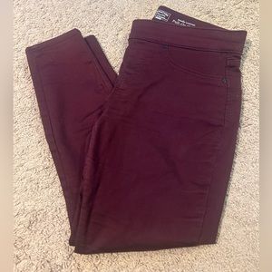 Levi’s Burgundy Pullon Skinny Pants
